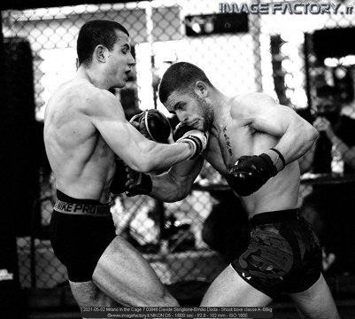 2021-05-02 Milano in the Cage 7 03848 Davide Sbriglione-Emilio Doda - Shoot boxe classe A -68kg